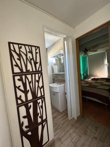 een kamer met een badkamer met een wastafel en een spiegel bij Luz del cielo dto PAlta in Necochea