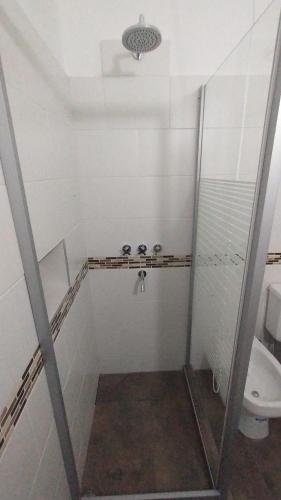 y baño con ducha y aseo. en DEPARTAMENTO DIARIO PASEO DEL JOCKEY, en Córdoba