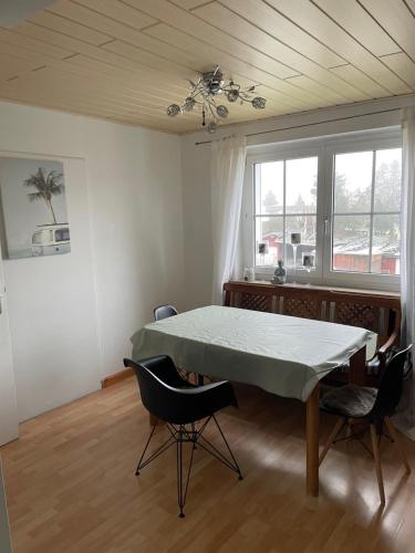 ein Esszimmer mit einem Tisch und Stühlen in einem Zimmer in der Unterkunft Ferienwohnung in Gattendorf