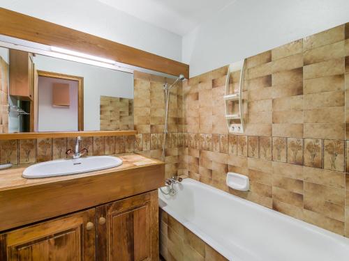une salle de bain avec un lavabo, une baignoire et un miroir dans l'établissement Charmant T2 avec parking et balcon près des pistes, 15 min du centre - Megève Jaillet - FR-1-453-98, à Megève