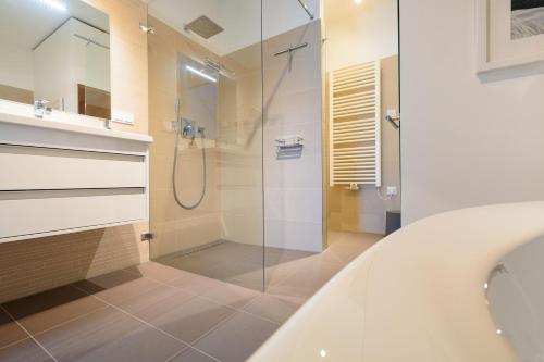 アールベックにあるVilla Westend App_ 17のバスルーム(シャワー、シンク、バスタブ付)