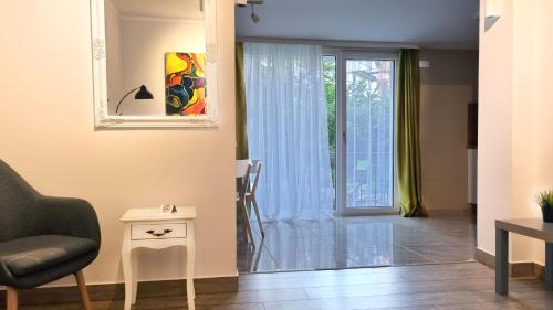 uma sala de estar com um sofá, uma cadeira e uma janela em Old Town City Center Apartment em Ruse