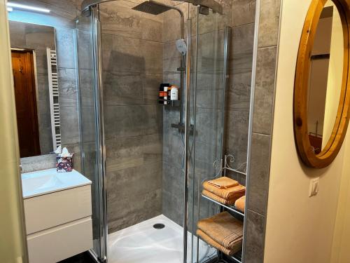 uma casa de banho com um chuveiro e um lavatório. em S&E Apartments Vienna em Viena