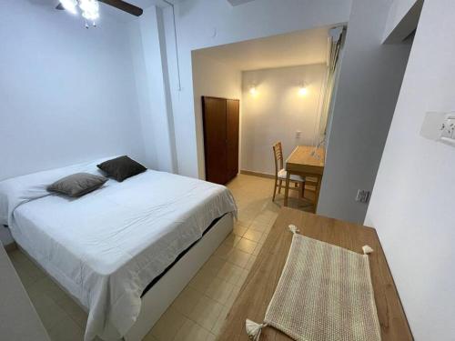 1 dormitorio con 1 cama y 1 mesa con silla en Hermoso departamento para 4 en la mejor zona de Núñez- Ibera en Buenos Aires