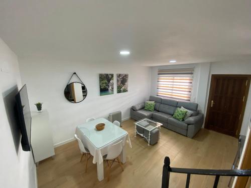a living room with a couch and a table at Apartamento ANY in Benaoján