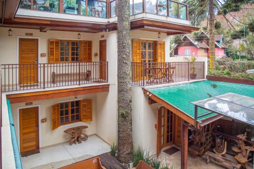 una imagen de una casa con piscina en La Brume Pousada, en Campos do Jordão