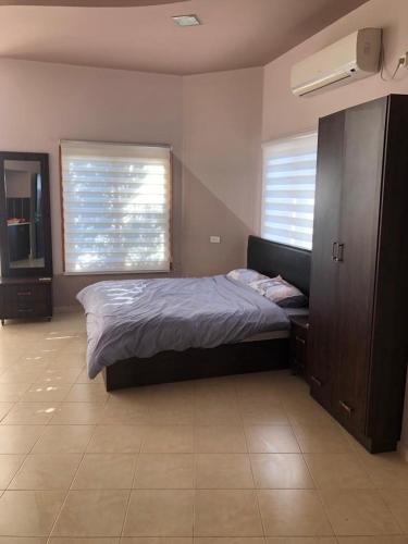 um quarto com uma cama e uma janela em צימר עין קנייא ליד החרמון em Ein Kinya