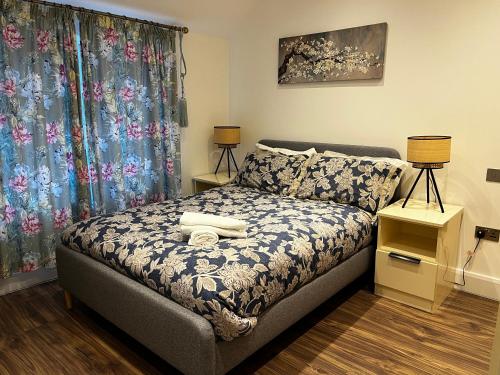una piccola camera da letto con un letto con lenzuola blu e bianche di Season house a Oxford