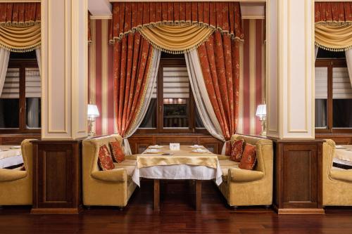 a dining room with a table and two chairs at Карпатська Ружа in Plav'ya