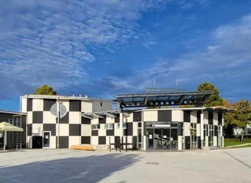 a building with a black and white checkered at Mali Schachmuseum in Klagenfurt