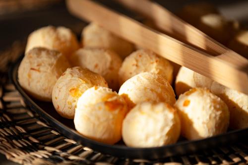 a bunch of rolls in a basket in an oven at Hotel VilaVeraTheresa in Fortim