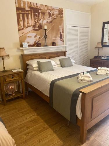 Un pat sau paturi într-o cameră la Newcastle Arms Hotel