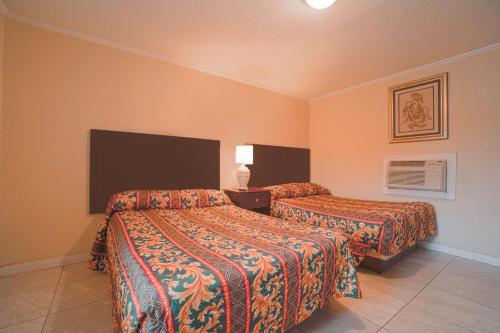 מיטה או מיטות בחדר ב-Texana Inn Edna By OYO