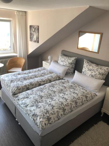 1 dormitorio con 1 cama grande en una habitación en Grandezza Ferienwohnungen Erpeldinger, en Ellenz-Poltersdorf