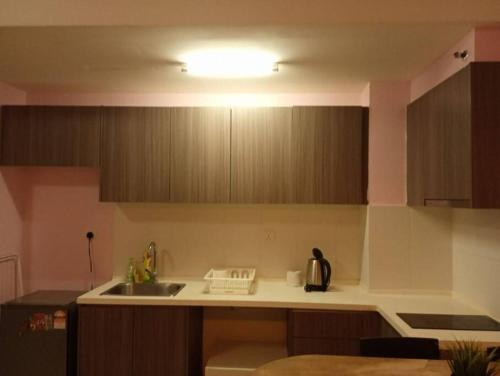 eine Küche mit einer Spüle und einer Arbeitsplatte in der Unterkunft HB1506-Cyberjaya-Netflix-Wifi-Parking,3049, 3049 in Cyberjaya