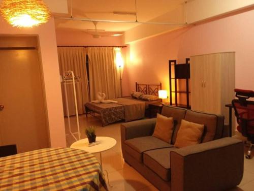 ein Wohnzimmer mit einem Sofa und einem Bett in der Unterkunft HB1506-Cyberjaya-Netflix-Wifi-Parking,3049, 3049 in Cyberjaya