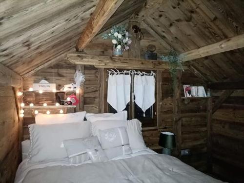 ein Schlafzimmer mit einem Bett mit weißen Kissen in der Unterkunft Amour & Chocolat in Sixt