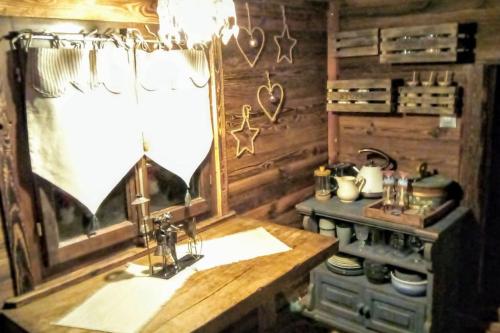 eine Küche in einer Hütte mit einer Spüle und einem Herd in der Unterkunft Amour & Chocolat in Sixt