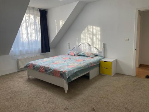 - une chambre avec un lit et une fenêtre dans l'établissement T house, à Oulan-Bator