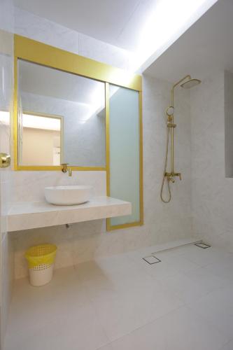 W łazience znajduje się umywalka i lustro. w obiekcie OMAR BB STUDIO w mieście Kota Bharu