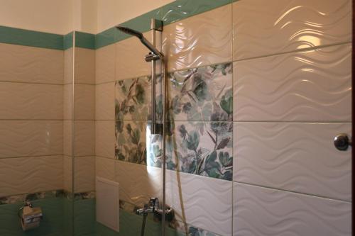 ソゾポルにあるGuest House Zheleviのバスルーム(ガラスドア付きのシャワー付)