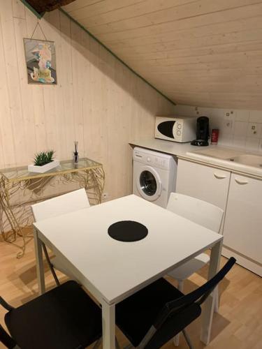 une cuisine avec une table blanche et un lave-linge dans l'établissement Hyper centre historique emplacement n°1 #Cocooning, à Nantes