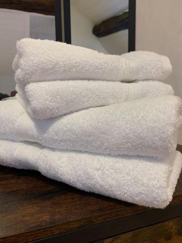 une pile de serviettes blanches assises sur une table dans l'établissement Hyper centre historique emplacement n°1 #Cocooning, à Nantes