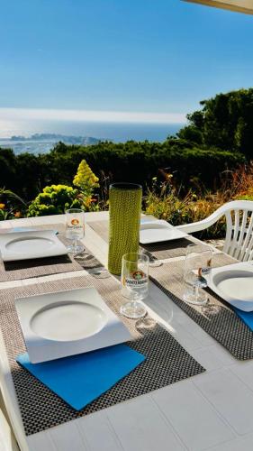 Vue mer panoramique et piscine