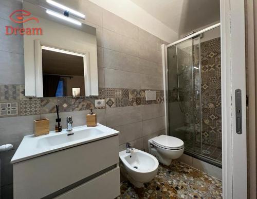 ein Bad mit einem Waschbecken, einem WC und einer Dusche in der Unterkunft MiraCivita in Lubriano
