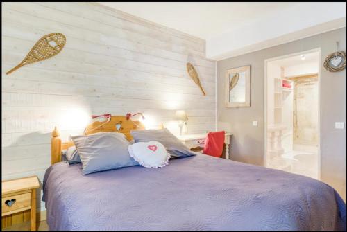 a bedroom with a blue bed and a wooden wall at Villa Regain Chambres et table d'hôtes in Gréolières