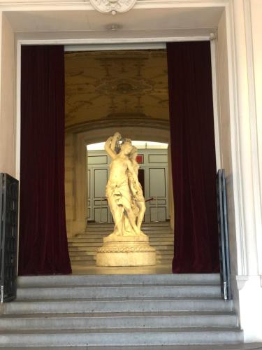 a statue of a woman on the steps of a building at Port Marianne City Cosy Apparemment in Montpellier