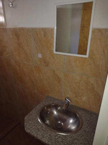 - Baño con lavabo y espejo en Los jilgeros en Santa Rosa de Calamuchita