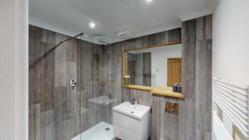埃克斯茅斯的住宿－Rest Ashored，一间带卫生间、水槽和镜子的浴室
