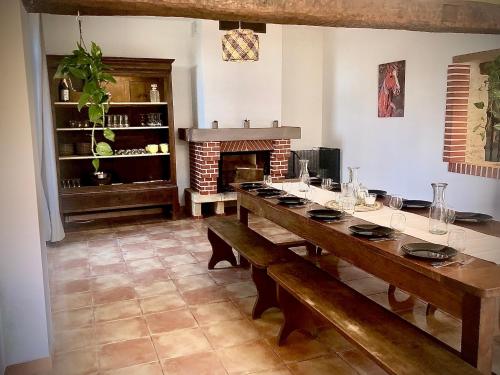 uma sala de jantar com uma mesa e uma lareira em Domaine Sarromas em Fréjairolles