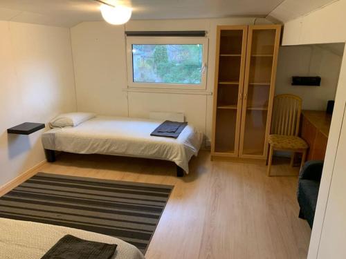 Habitación pequeña con cama y ventana en Omakotitalo, Perno (near Meyer gate) en Turku
