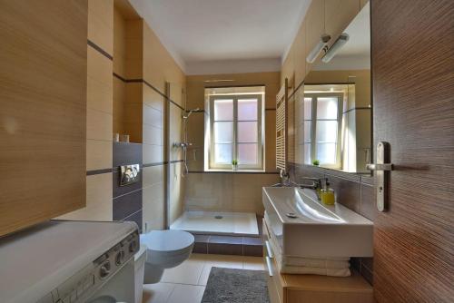 ヴロツワフにあるArgentis Więziennaのバスルーム(洗面台、トイレ付)