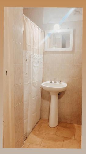 y baño con lavabo y ducha. en SAN MARINO en Villa María