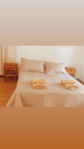 1 dormitorio con 1 cama con 2 toallas en SAN MARINO en Villa María