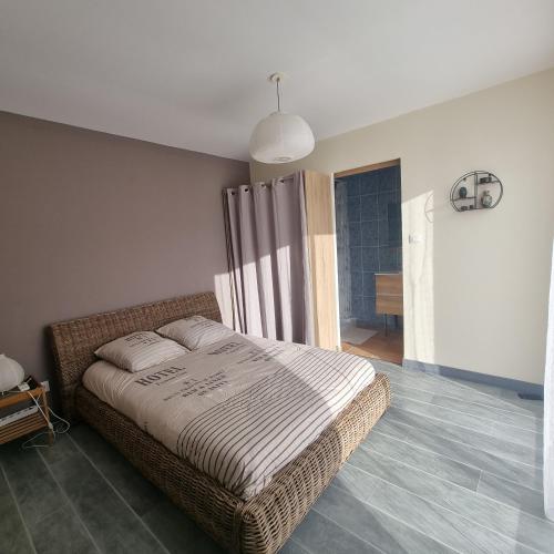 une chambre avec un lit dans une pièce dans l'établissement Chambre avec piscine partagée, à Marcorignan