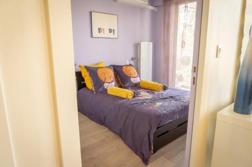 um quarto com uma cama com almofadas amarelas e uma janela em Le Monplaisir - T2 Cosy - Proche du métro em Lyon