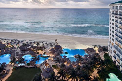 an aerial view of the beach and the ocean at JW Marriott Cancun Resort & Spa in Cancún