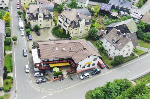 um modelo de casa com carros estacionados numa rua em Pension Hubertus em Bad Steben