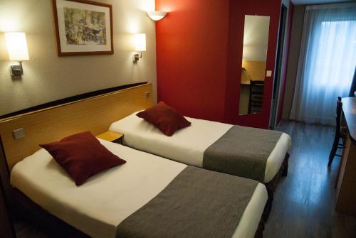 เตียงในห้องที่ Hôtel Inn Design Resto Novo Bourges