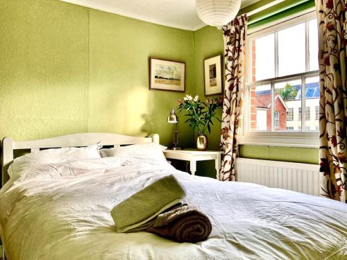 Ένα ή περισσότερα κρεβάτια σε δωμάτιο στο Charming 1 bed loft in 16C house in city centre