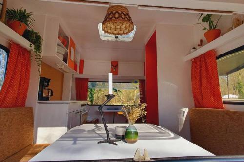 una pequeña cocina con mesa en una caravana en small retro caravan, en Leek