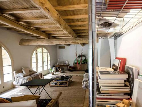 - un salon avec un canapé et une table avec des livres dans l'établissement Casa Simona nel Bosco - Villa Boutique, à Soriano nel Cimino