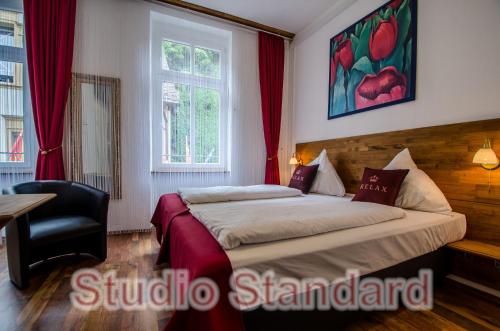 Giường trong phòng chung tại MoselUnion - Aparthotel Landsknecht
