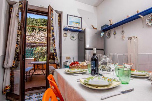uma cozinha com uma mesa com uma toalha de mesa branca em Affitti Brevi Toscana - Nel verde vicino al Mare em Fonteblanda