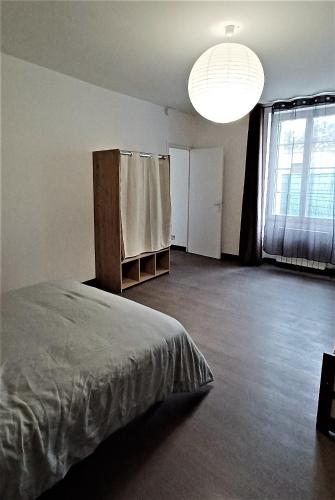 une chambre vide avec un lit et une grande fenêtre dans l'établissement Gite de la Renne, à Saint-Romain-sur-Cher