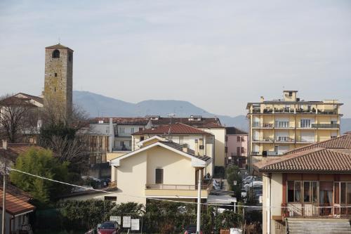 uma cidade com edifícios e uma torre de relógio em Domus Anna em Montegrotto Terme